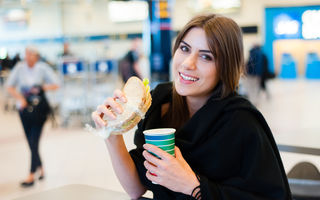 Ce să mănânci într-un aeroport: 6 sfaturi de la nutriționiști