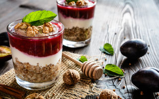 10 variante de mic dejun pornind de la iaurtul grecesc