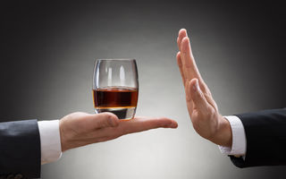 Cum învingi dependența: lecții importante de la foști alcoolici