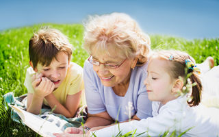 Studiu: copiii preferă să petreacă mai mult timp cu bunicii decât cu părinții