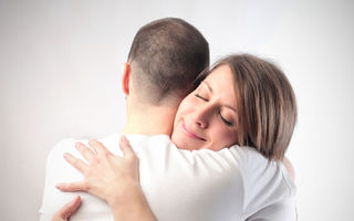 5 motive pentru care o îmbrățișare este cea mai benefică formă de comunicare