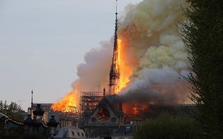 Incendiu de proporţii la Catedrala Notre-Dame din Paris: O turlă a catedralei s-a prăbuşit - FOTO