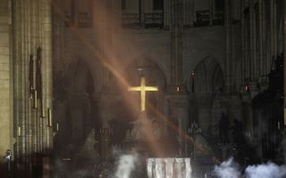 Primele imagini din Catedrala Notre-Dame după incendiul devastator: Altarul şi crucea nu au fost atinse de foc