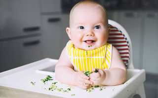 Diversificarea dietei bebelușului: Când, cum și cu ce alimente să începi