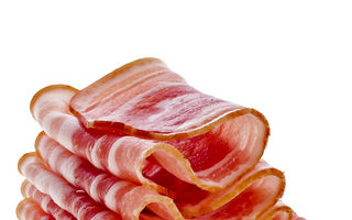 Chiar și o felie de bacon poate crește riscul de cancer. Studiu