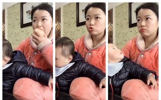 Moment amuzant din viața de mamă: Cum mănâncă un măr fără să o vadă copilul pe care îl ține în brațe - VIDEO
