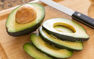 De ce să nu folosești un cuțit metalic pentru a tăia un avocado?