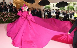 Lady Gaga merită un alt Oscar pentru intrarea dramatică de la Gala Met