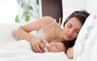 Motivul pentru care îți poți lăsa bebelușul să adoarmă în brațele tale