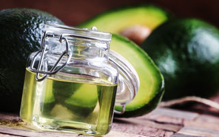 Gătește mai des cu ulei de avocado: beneficii și 2 rețete aromate