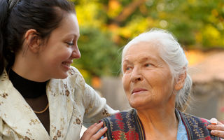 Cum le influențează memoria bătrânilor relațiile de prietenie?