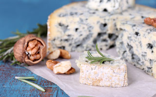 3 tipuri de brânză cu mucegai care te ajută să te obișnuiești cu gustul aparte