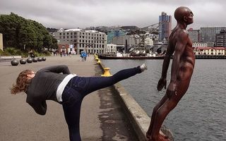 Distracţie cu statuile: 16 fotografii extrem de amuzante