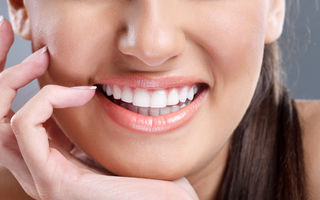 Cum să-ți faci pudră naturală pentru albirea dinților