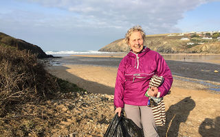 „Războinica gunoaielor“: Femeia de 70 de ani care a curățat 52 de plaje într-un an după ce a văzut un film despre poluarea cu plastic