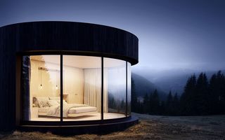 Cabina de lux cu pereți din sticlă, cea mai simplă casă în mijlocul naturii