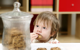 Este o idee bună să lași copilul să se servească singur când vrea o gustare?
