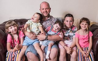 Cum a înfiat un bărbat necăsătorit cinci copii cu dizabilități: „Credeam că n-am nicio șansă, fiindcă sunt singur“