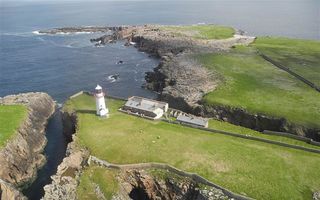 Locul perfect în care să fugi de lume: Insula cu far din Irlanda, de vânzare pentru 75.000 de euro - FOTO