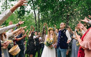 Nunta verde: Ceremonia eco-șic pe care un cuplu a organizat-o în pădure cu un buget redus și meniu vegan