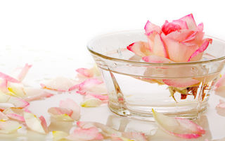 Apa de trandafiri elimină acneea: 4 rețete eficiente