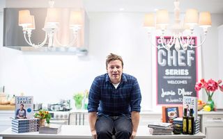 Acasă la Jamie Oliver: Starul a dat afară 1.000 de angajați și se mută într-un conac vechi de 450 de ani