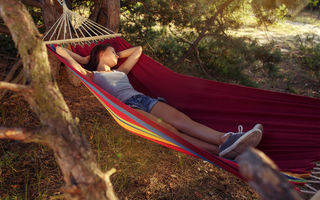 6 beneficii ale dormitului în aer liber