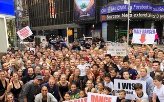 300 de dansatori au exersat în Time Square după ce Prințul George a fost ridiculizat pentru că face balet