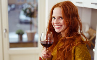 Cum obții un roșcat irezistibil cu vin roșu?
