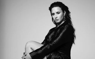 Demi Lovato a publicat o imagine în costum de baie, needitată: „M-am săturat să-mi fie rușine de corpul meu”