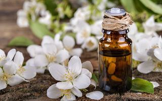 Uleiul esențial de iasomie: 9 beneficii parfumate pentru piele și starea de spirit