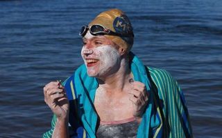Lecția uimitoare a unei femei puternice: A învins cancerul de sân, apoi a traversat înot de patru ori Canalul Mânecii, fără oprire