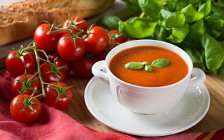 Te-ai plictisit de supa de roșii? 3 variante cu ingrediente diferite de combinația clasică