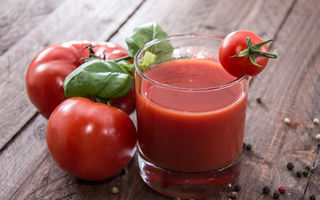 Sucul de roșii reduce colesterolul, elimină toxinele și previne acneea