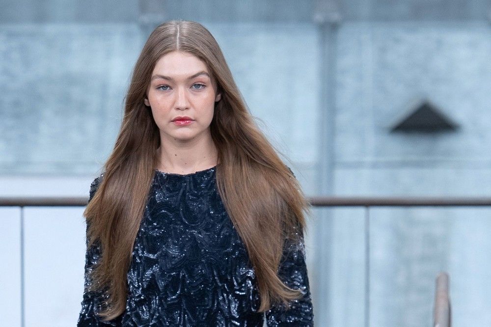 Gigi Hadid, model și agent de securitate: A scos o intrusă de pe scenă la prezentarea Chanel