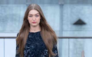 Gigi Hadid, model și agent de securitate: A scos o intrusă de pe scenă la prezentarea Chanel