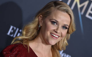 Reese Witherspoon se bazează pe 3 produse-cheie pentru a arăta mai tânără