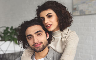 Cupluri care seamănă fizic: de ce ne îndrăgostim de oameni care ne seamănă