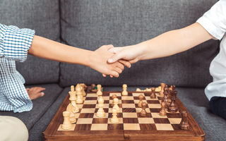 Șah pentru copii: 4 motive pentru care și copilul tău ar trebui să joace șah