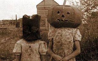 Cum arătau costumele de Halloween în urmă cu 100 de ani: Oamenii se pricepeau să fie bizari