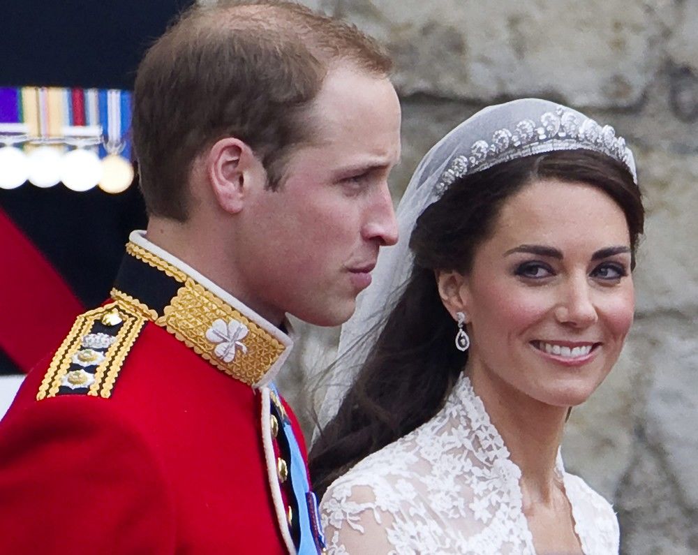 Cele mai scumpe bijuterii ale Familiei Regale Britanice. Sunt purtate des de Meghan Markle și Kate Middleton
