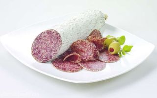 Din ce carne este făcut salamul de Sibiu. Consumatorii sunt revoltați