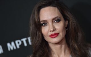 Rujul roșu accesibil pe care Angelina Jolie l-a purtat în „Maleficent“