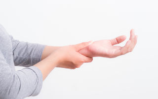 Amorțeala mâinilor: ce probleme de sănătate poate ascunde