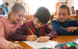 UNICEF invită profesorii și elevii din România să ia parte la cea mai mare lecție din lume pe tema drepturilor copilului
