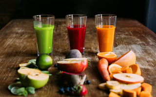 Mâncăm sau bem fructele? Află ce variantă este mai utilă pentru sănătate și siluetă