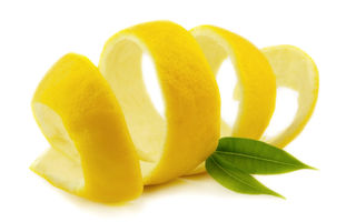 Nu o mai evita pentru că nu este dulce: 7 beneficii pe care ți le asigură coaja de lămâie