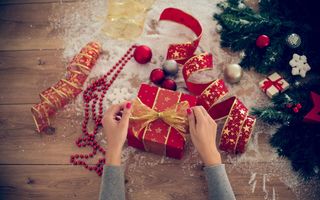 Cum împachetezi cadourile de Crăciun ca o profesionistă – 3 metode demne de Pinterest