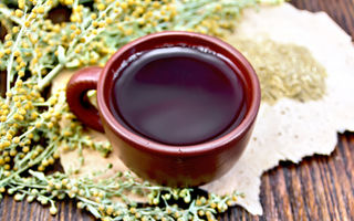 Remediu antic pentru dureri și digestie: 4 beneficii ale ceaiului de pelin