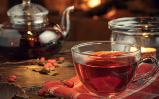 Vindecare și protecție din partea naturii: 4 beneficii ale ceaiului de păducel